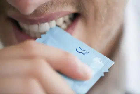 không dùng răng để xé vỏ bao cao su